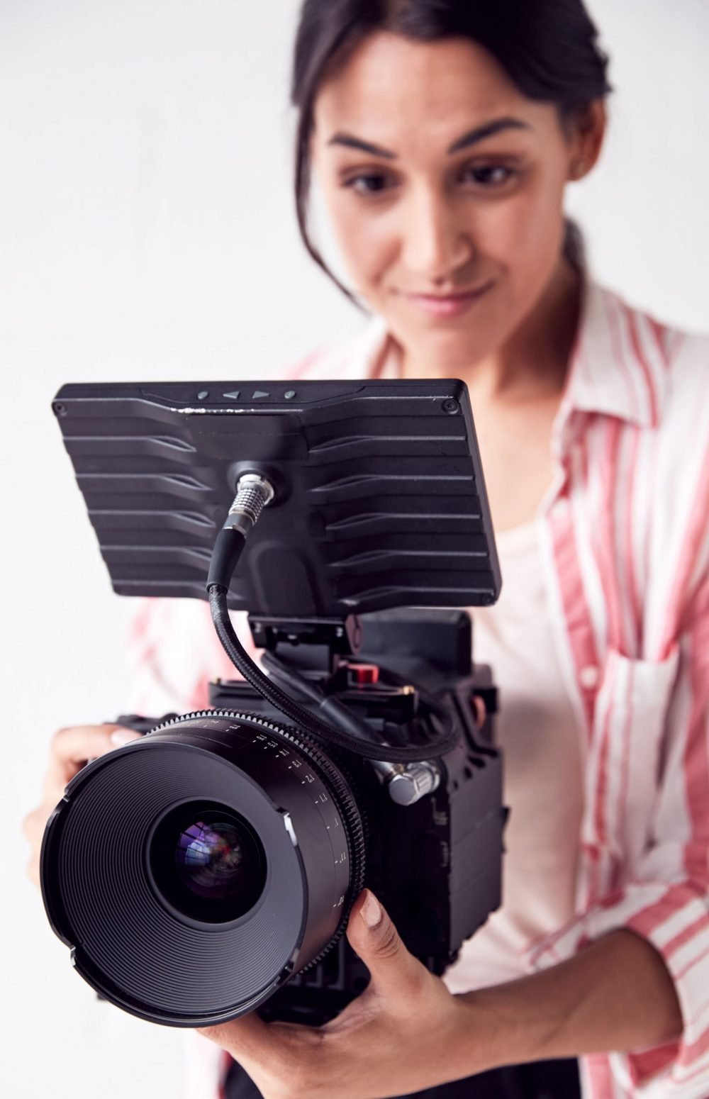 female-videographer-with-video-camera-filming-movi-R8L6H29 (1) female-videographer-with-video-camera-filming-movi-R8L6H29 (1)