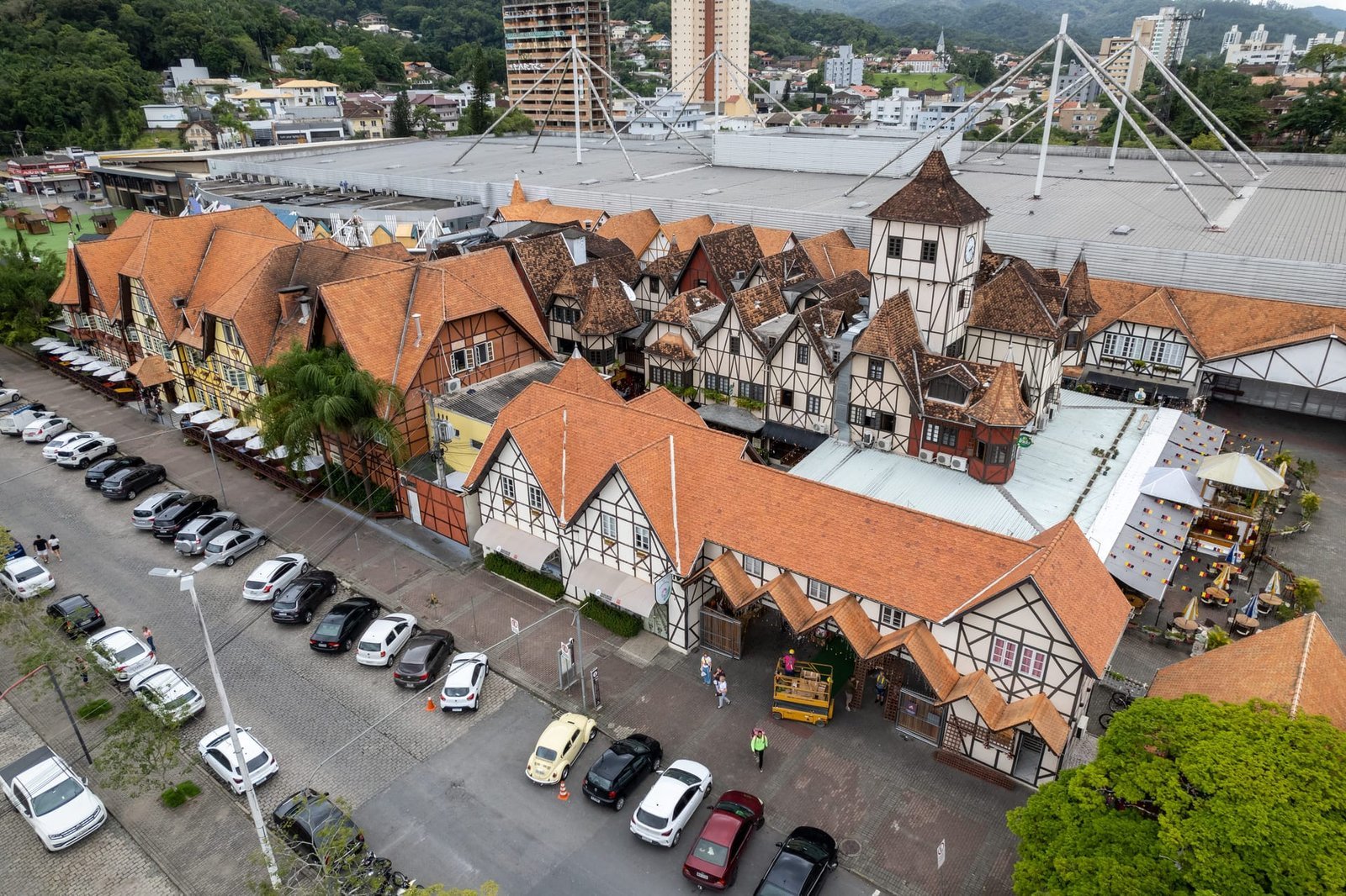 Imagem aérea mostrando a arquitetura típica de Blumenau, Santa Catarina, destacando o charme da cidade como um dos polos empresariais e culturais do Brasil.