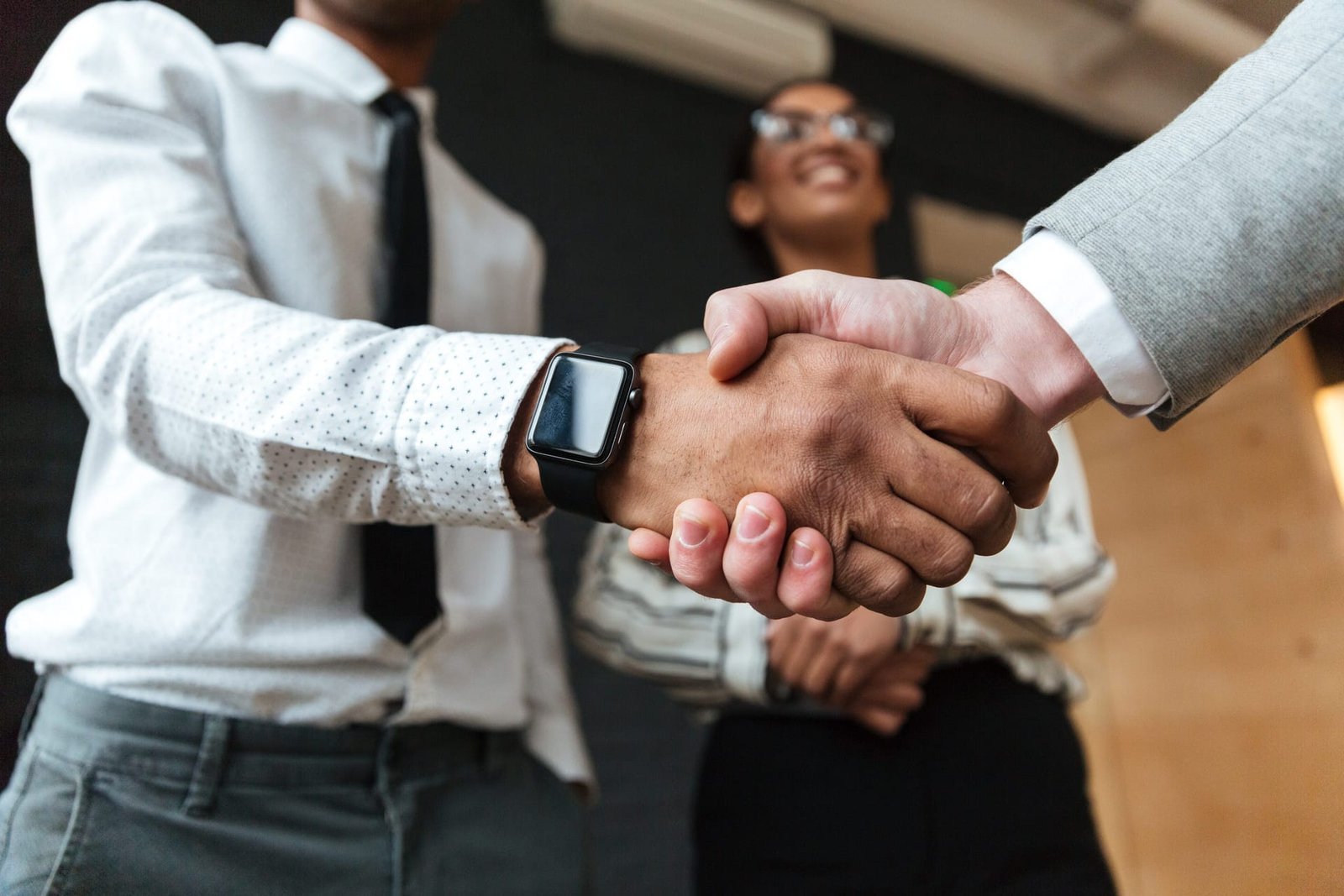 Dois empresários apertando as mãos, simbolizando uma parceria estratégica com uma agência de marketing B2B para alcançar sucesso nos negócios.
