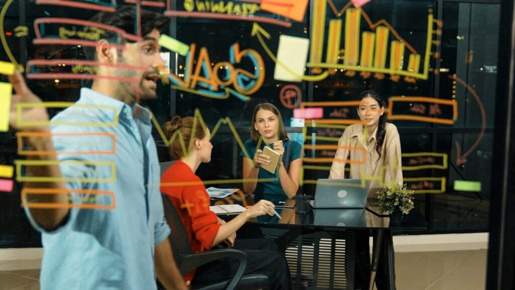 estratégia e foco, como uma equipe discutindo ideias em um quadro com gráficos ou mapas, ou uma cena de brainstorming em um ambiente de escritório moderno.