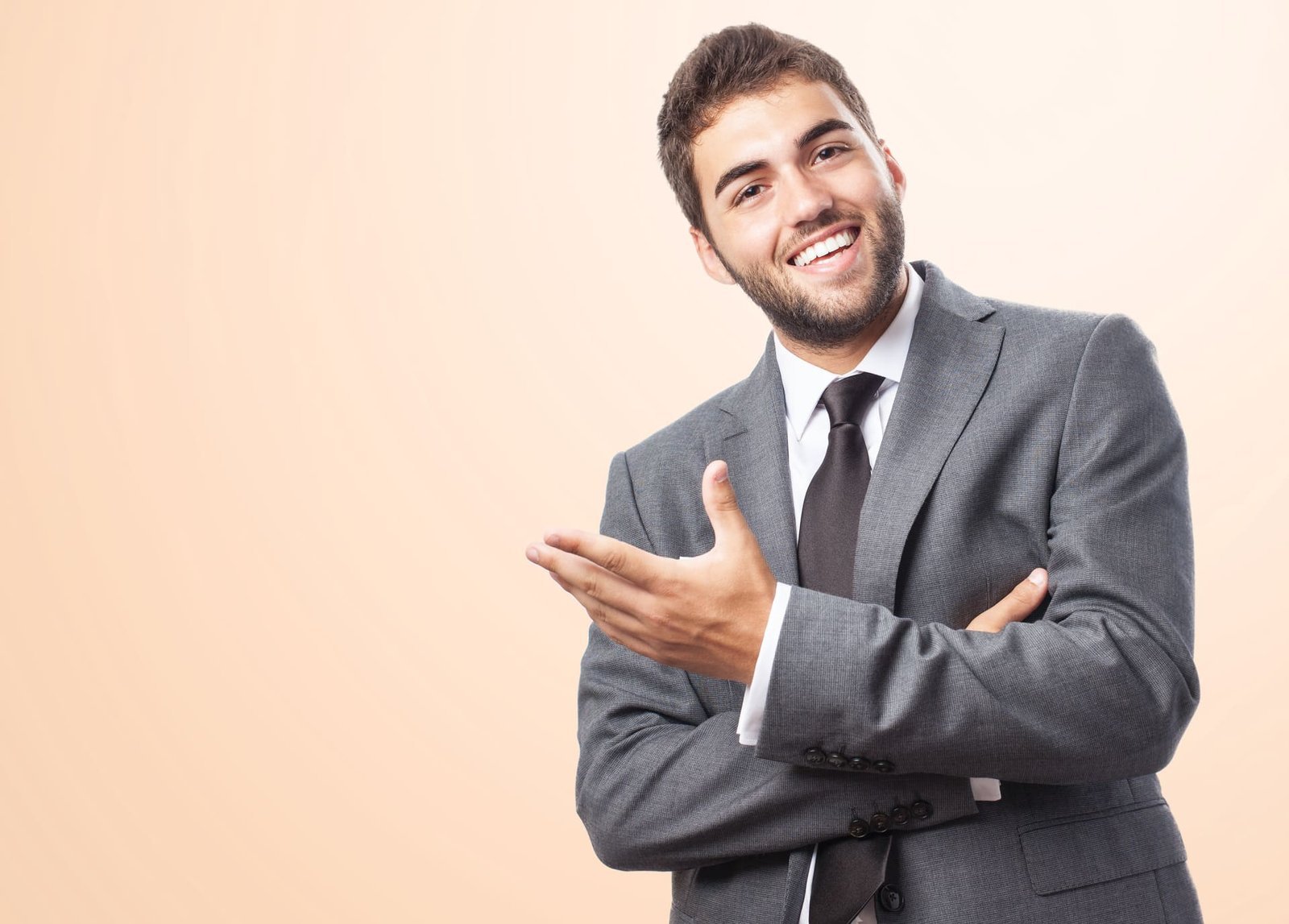 Empresário sorridente de terno apontando com confiança, representando o sucesso de transformar um negócio em franquia — Agência Mais Resultado.