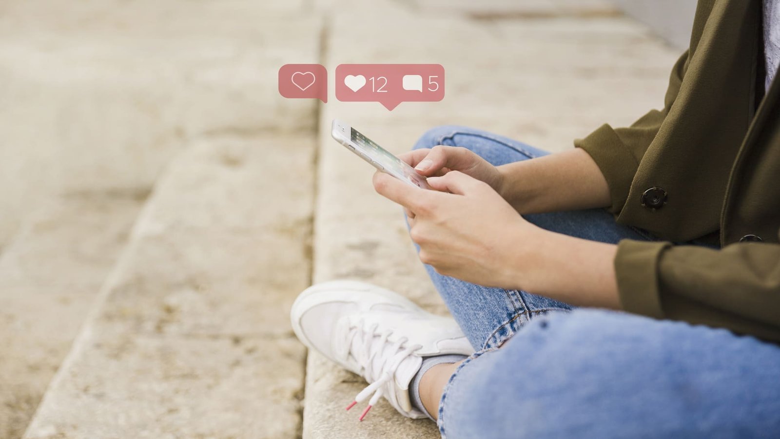 Pessoa sentada ao ar livre usando um smartphone, com ícones de curtidas e comentários flutuando na tela, representando interação e engajamento nas redes sociais.