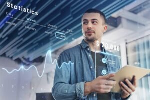 Homem usando tablet para implementar IA no seu negócio