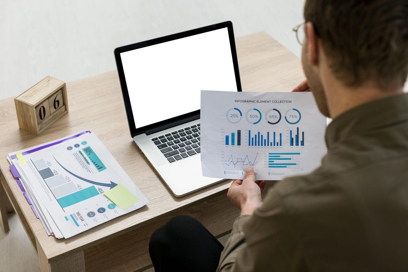 Profissional analisando gráficos e métricas de marketing digital e vendas em ambiente corporativo, representando estratégias de sistema de vendas & marketing eficientes — Agência Mais Resultado.