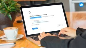 Pessoa usando notebook com erro de conexão ao acessar site, representando problemas comuns em sites desatualizados — Agência Mais Resultado.