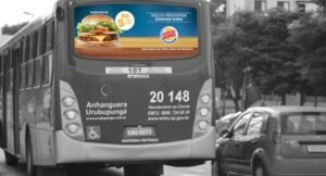 Mídia em ônibus no RJ circulando em áreas estratégicas