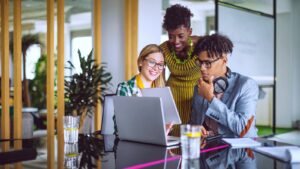 Equipe de marketing reunida em ambiente moderno, criando estratégias de storytelling e marketing emocional para fortalecer a conexão com o público – Agência Mais Resultado.