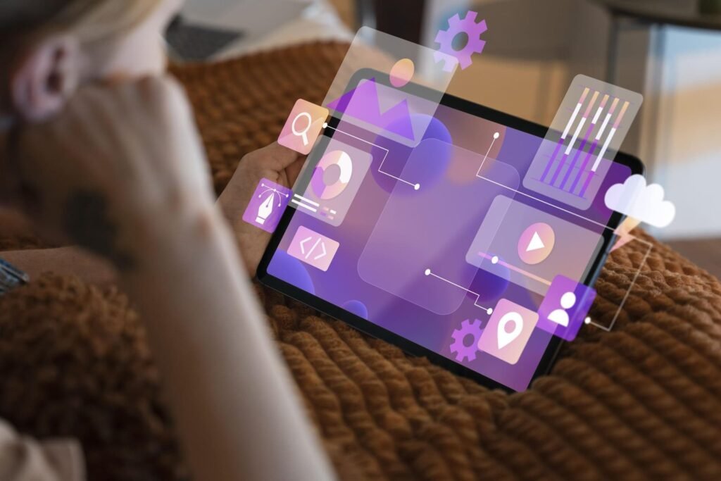 Pessoa utilizando um tablet com interface digital futurista, representando o uso da Inteligência Artificial no marketing digital para automação e criação de conteúdo.