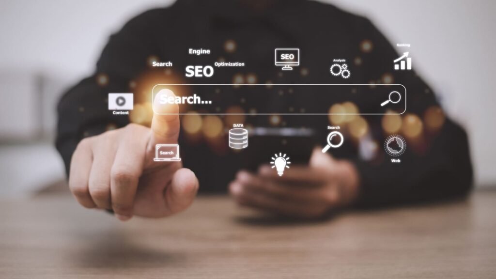 Pessoa interagindo com uma interface digital representando conceitos de SEO, incluindo otimização para motores de busca, ranking, análise de dados e estratégias de marketing digital." Se precisar de mais alguma coisa, é só avisar!