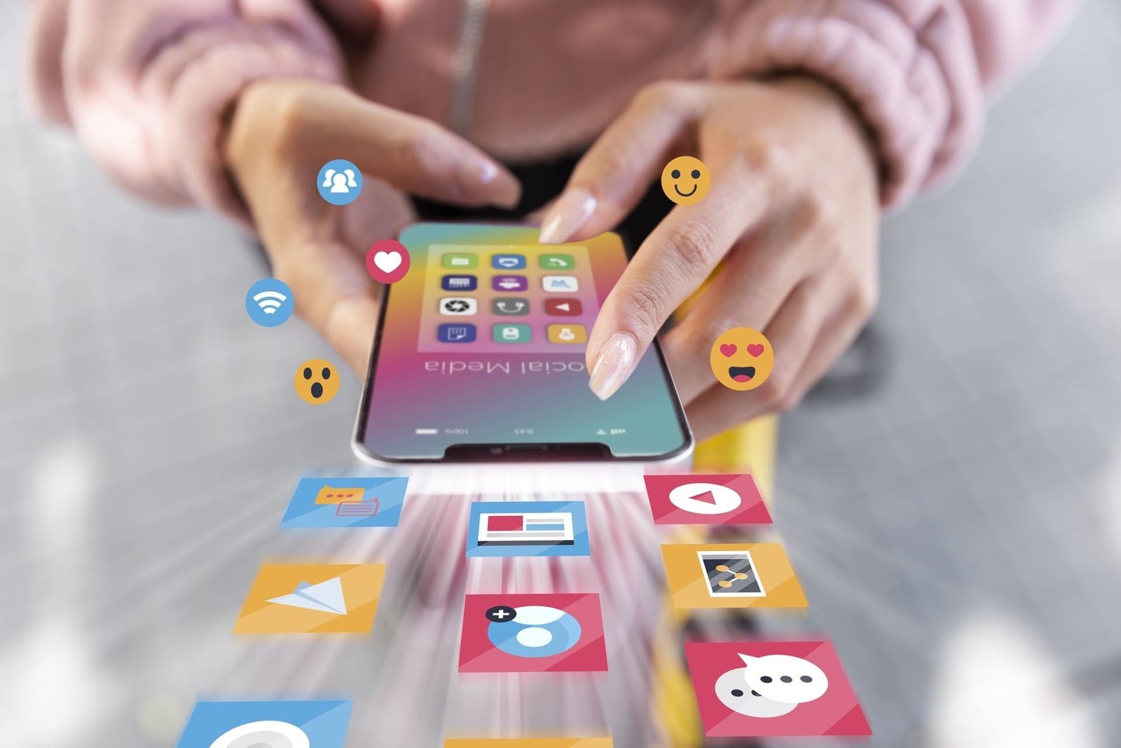 Pessoa usando smartphone com ícones flutuantes de redes sociais, representando estratégia de marketing digital para negócios.