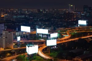 Vista noturna de edifícios iluminados no Rio de Janeiro, representando Publicidade OOH Digital.
