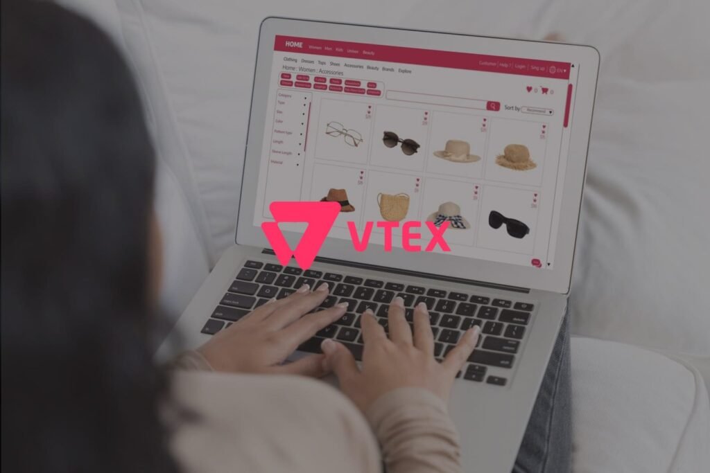 Pessoa navegando em uma loja virtual na plataforma VTEX.